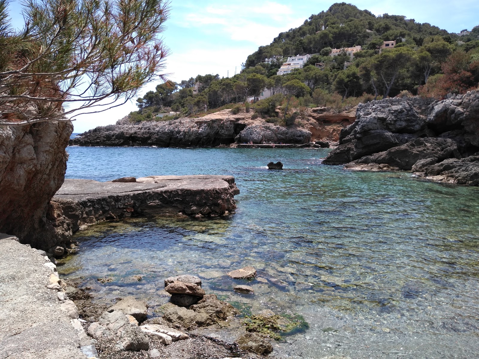 Photo de Cala Rotja avec l'eau cristalline de surface