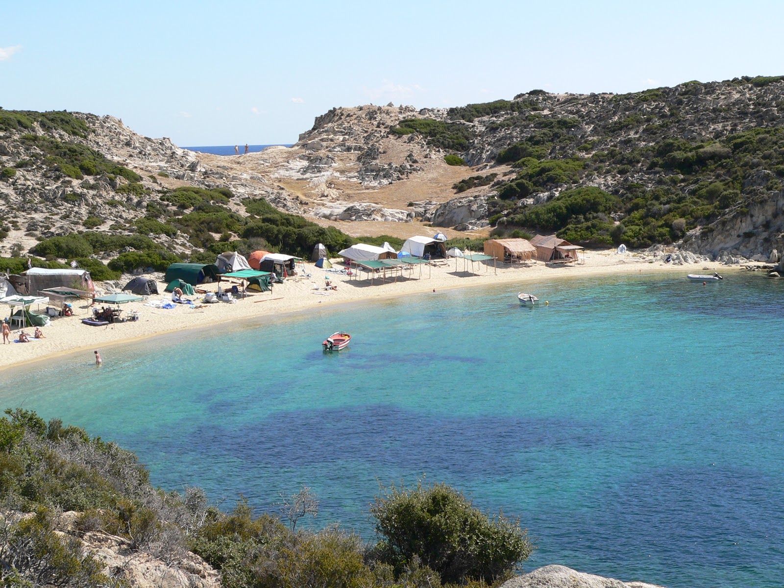 Foto de Kalamitsi Beach II con muy limpia nivel de limpieza