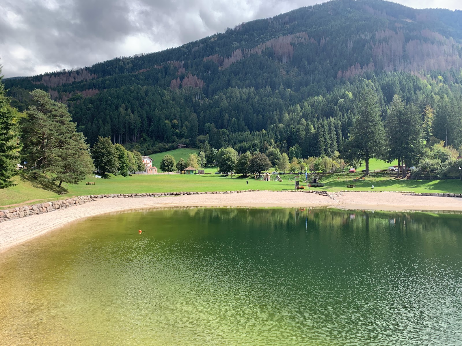 Foto de Spiaggia Lago delle Piazze - lugar popular entre os apreciadores de relaxamento