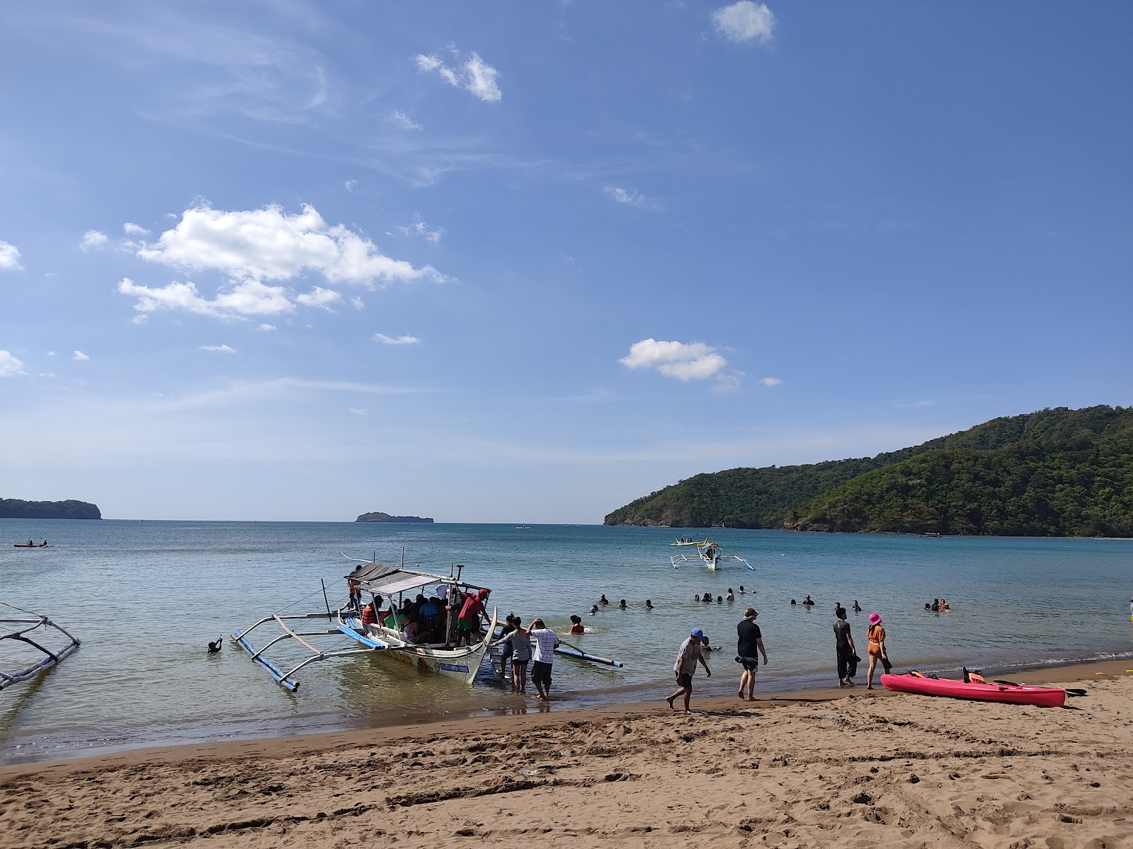 Calayo beach的照片 带有碧绿色纯水表面