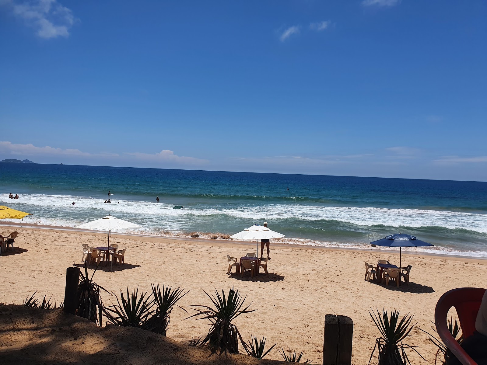 Praia de Tucuns'in fotoğrafı uçurumlarla desteklenmiş