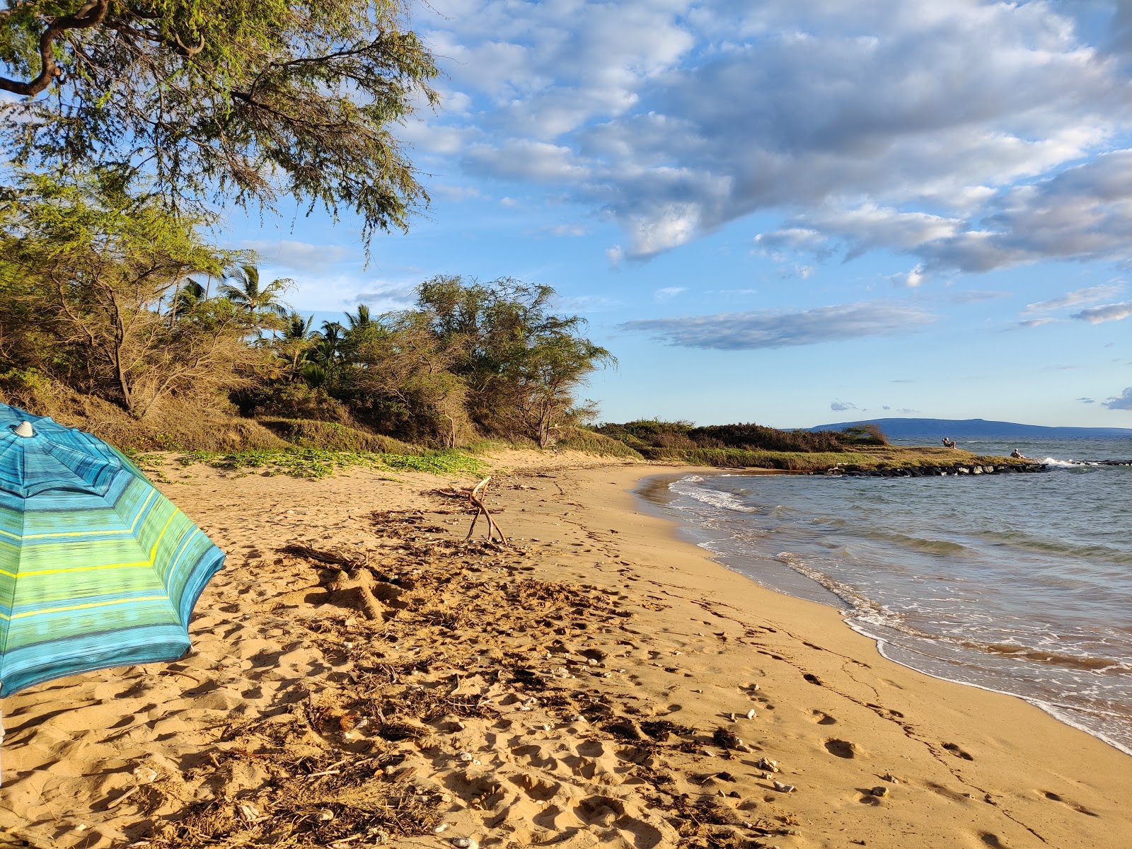 Lipoa Street Beach'in fotoğrafı uçurumlarla desteklenmiş