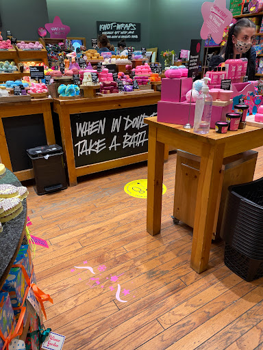 Cosmetics Store «Lush Cosmetics», reviews and photos, 7101 Democracy Blvd, Bethesda, MD 20817, USA