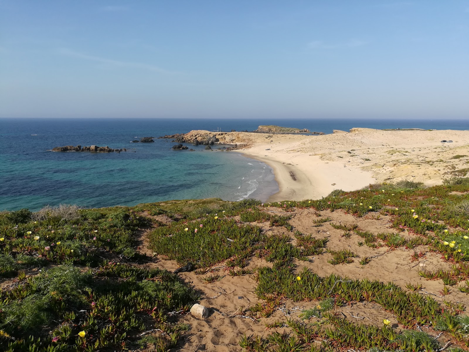 Foto von Ras Angela Beach mit feiner beiger sand Oberfläche