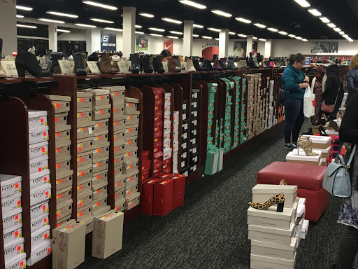 Shopping Mall «Oakland Mall», reviews and photos, 412 W 14 Mile Rd, Troy, MI 48083, USA