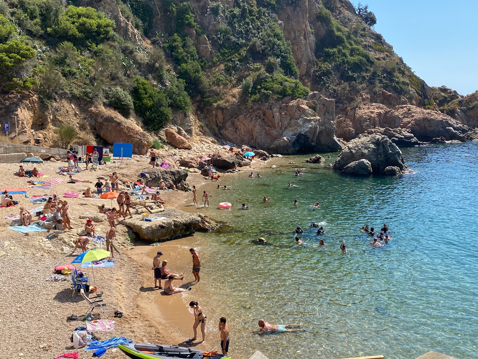 Foto di Platja de la Punta de Santa Anna con una superficie del sabbia beige e rocce