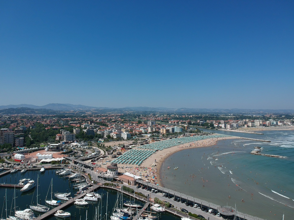Spiaggia di San Giuliano'in fotoğrafı - tatil için iyi evcil hayvan dostu nokta