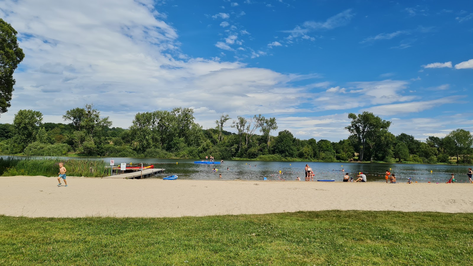 Fotografie cu Seeweiher Mengerskirchen cu o suprafață de apa pură turcoaz