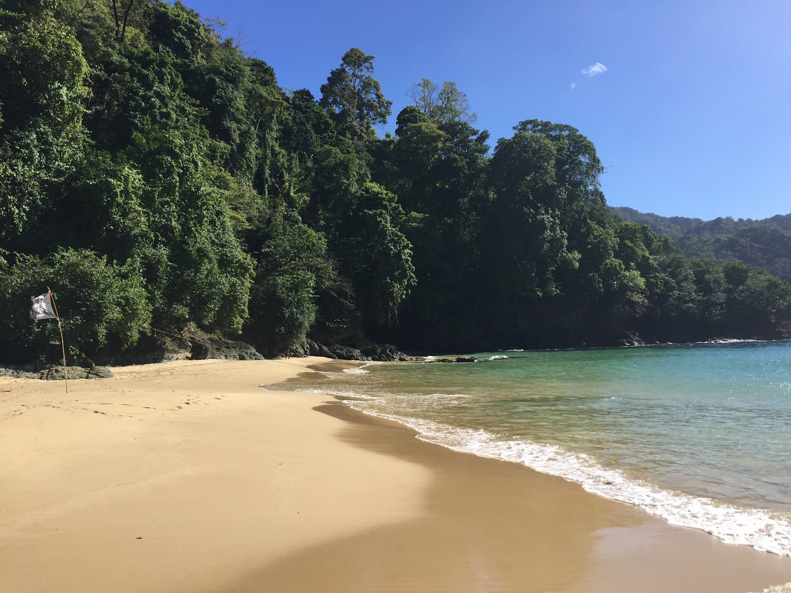 Foto van Pirate's Bay beach met turquoise puur water oppervlakte