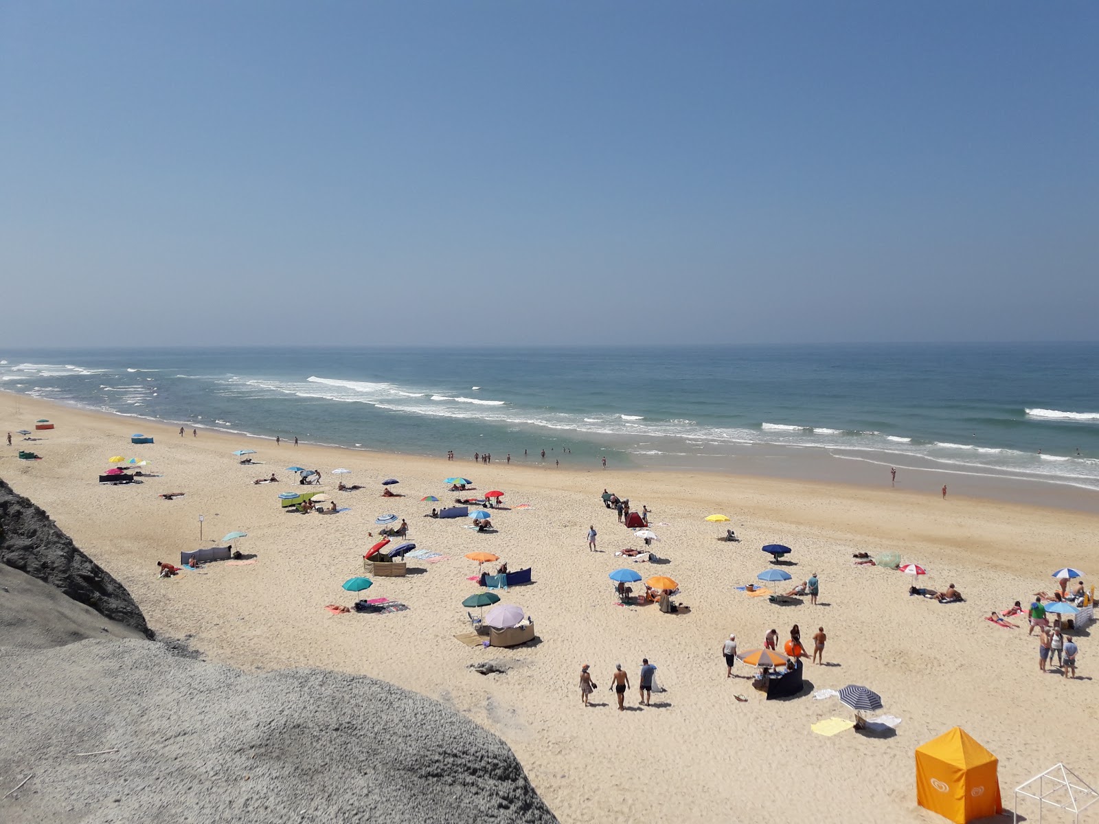Praia da Pedra do Ouro的照片 背靠悬崖