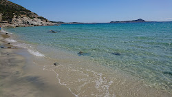 Foto von Spiaggia Is Piscadeddus von Klippen umgeben