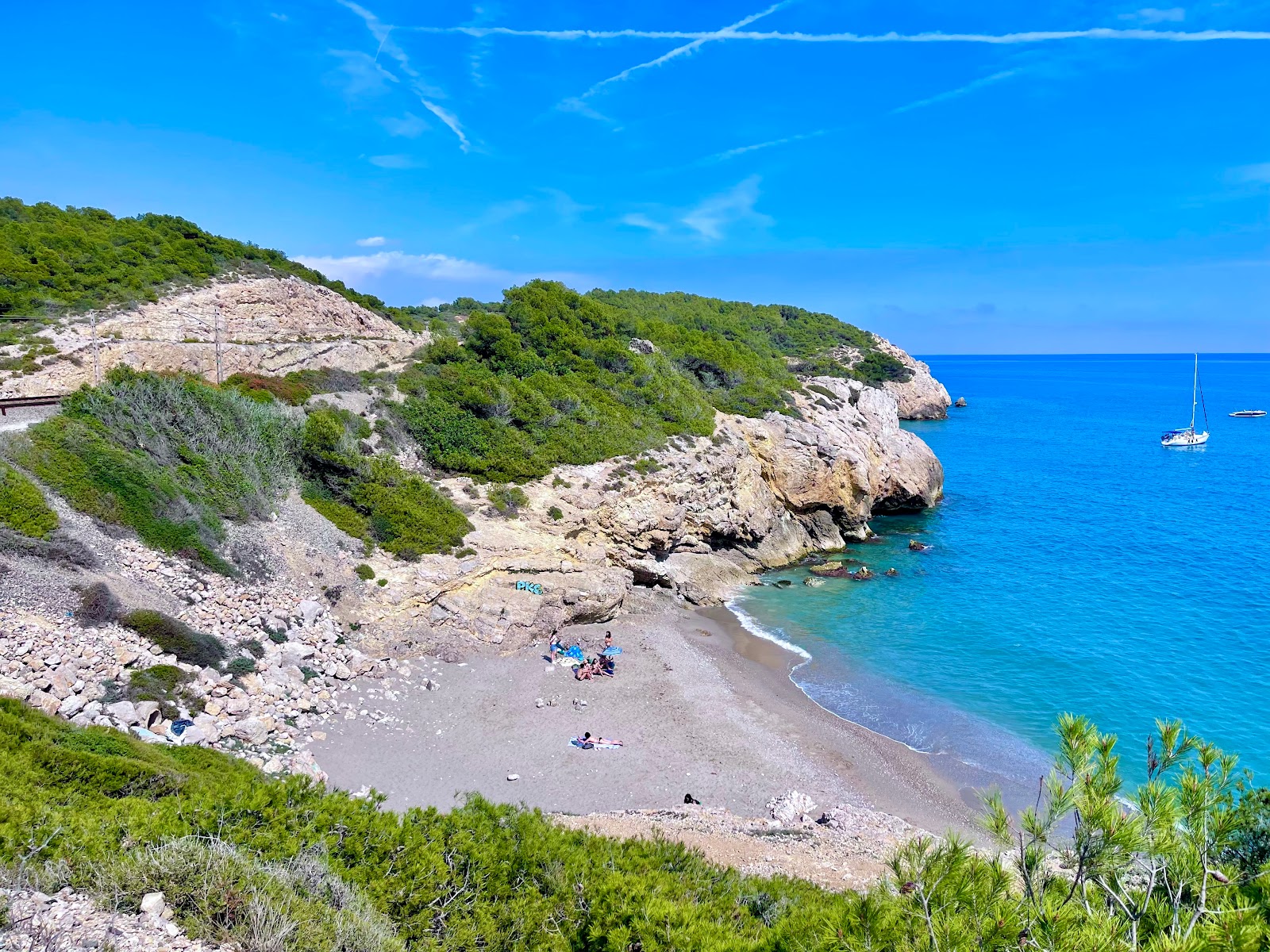 Zdjęcie Cala Pati Blau z powierzchnią beżowy piasek i kamyki