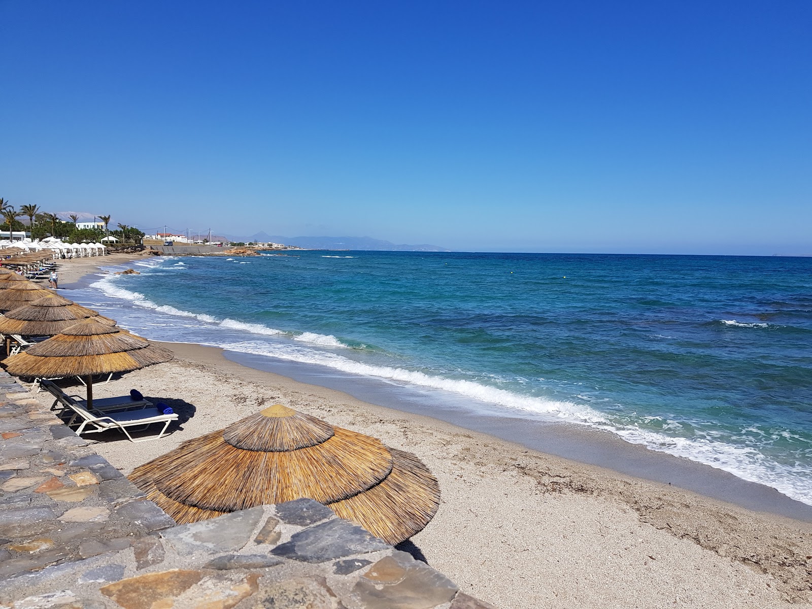 Valokuva Agios Pelagia beachista. pinnalla turkoosi puhdas vesi:n kanssa