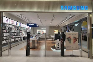 Samsung Brand Store Green Arcades image