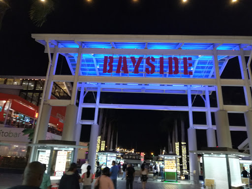 GUESS, 401 Biscayne Blvd, Miami, FL 33132, USA, 