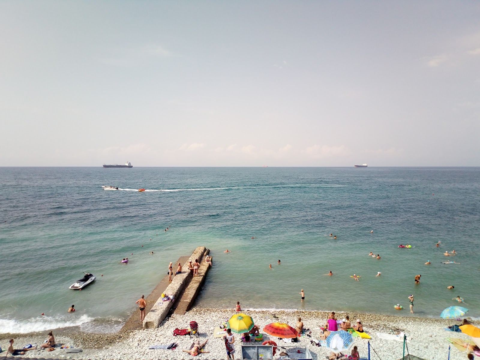 Foto van Dederkoy beach omringd door bergen