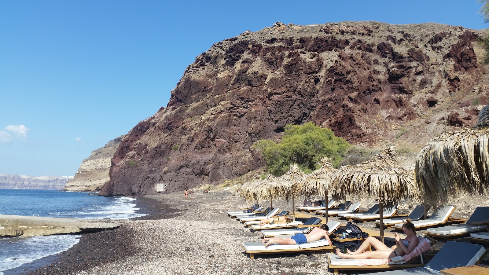Foto di Paralia Gialos con una superficie del piccoli ciottoli grigi