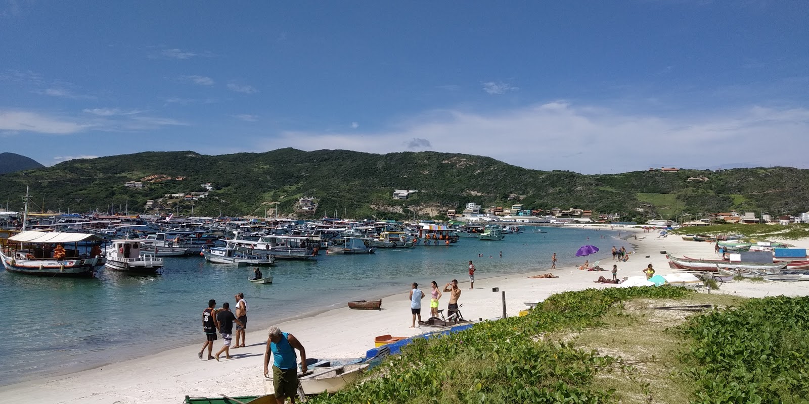 Foto av Praia dos Anjos med vit fin sand yta