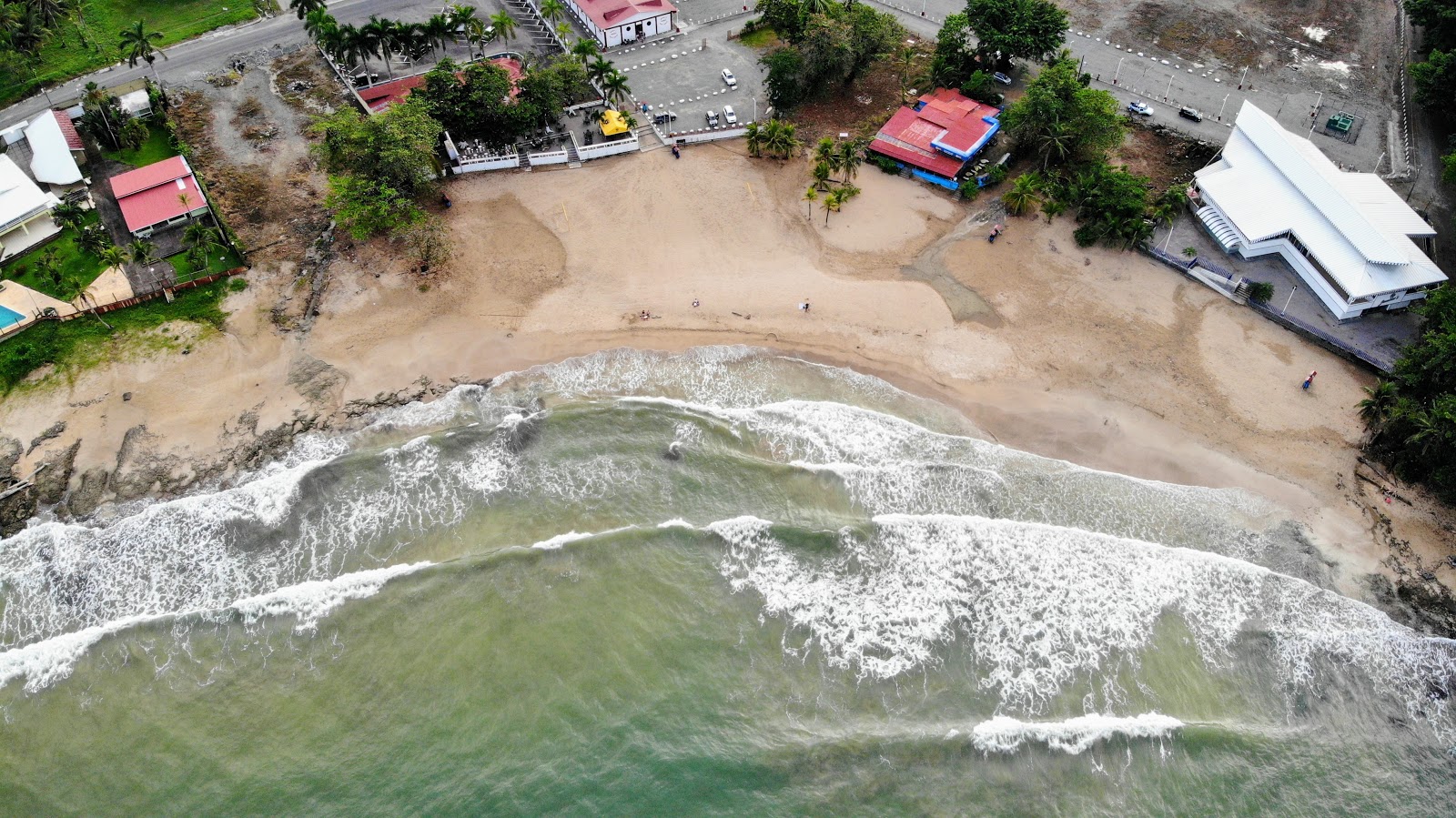 Fotografija Playa Bonita obkrožen z gorami