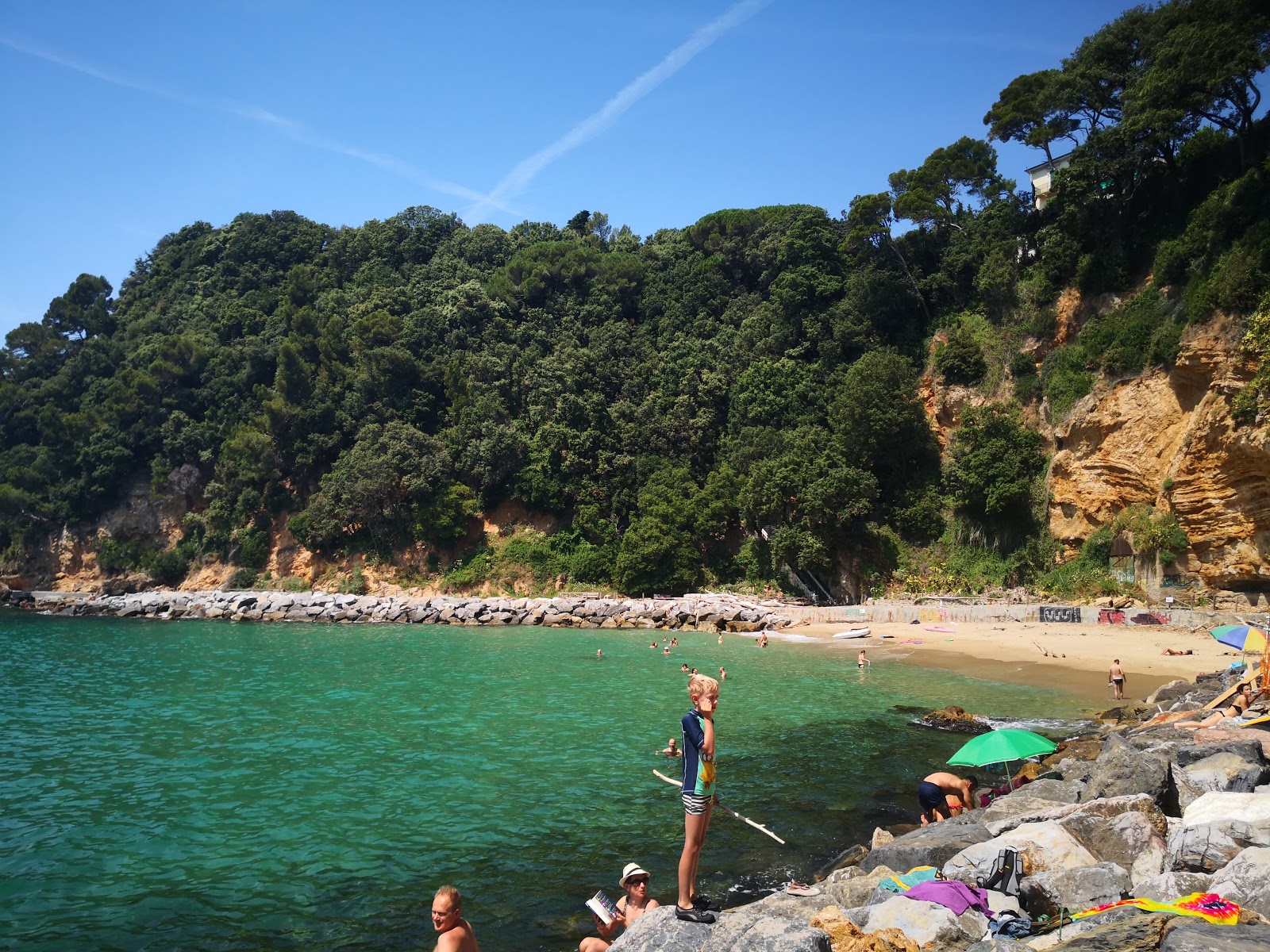 Foto di Spiaggia della Marinella di San Terenzo con micro baia