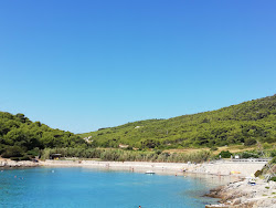 Milna beach'in fotoğrafı uçurumlarla desteklenmiş