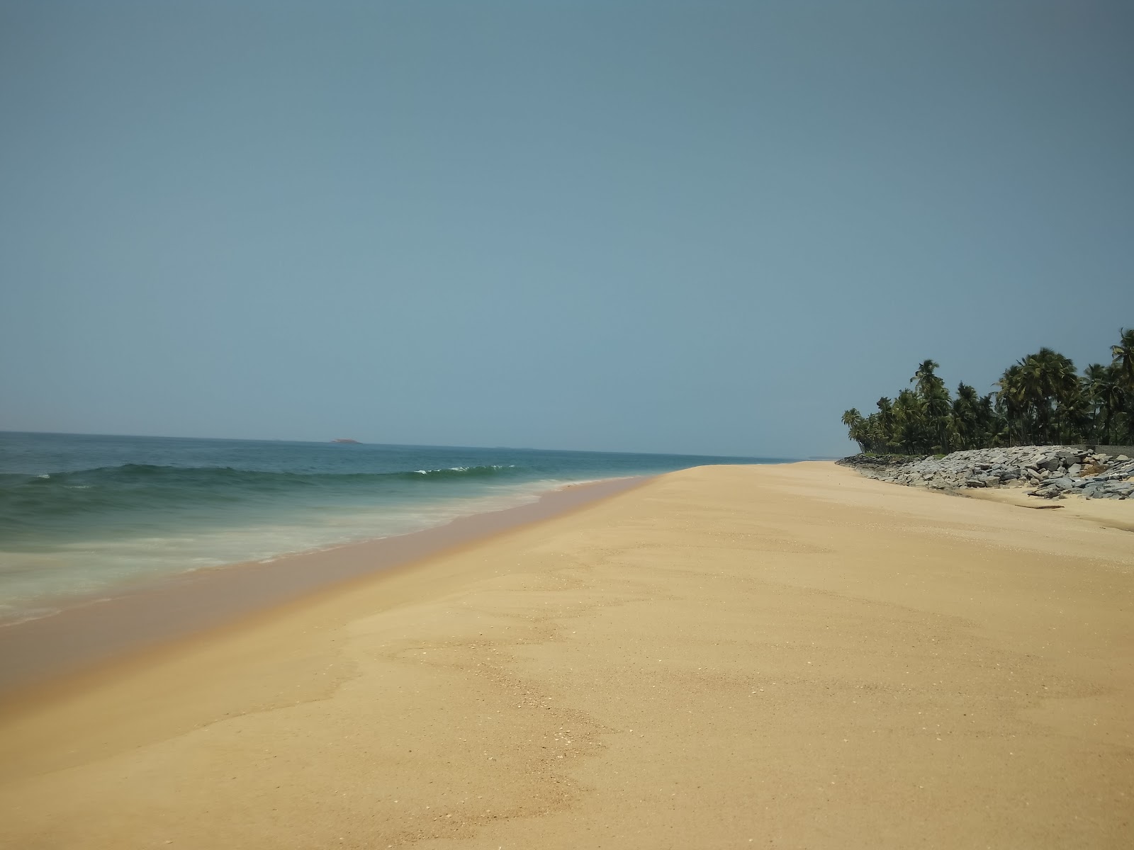 Foto av Polipu Beach och bosättningen