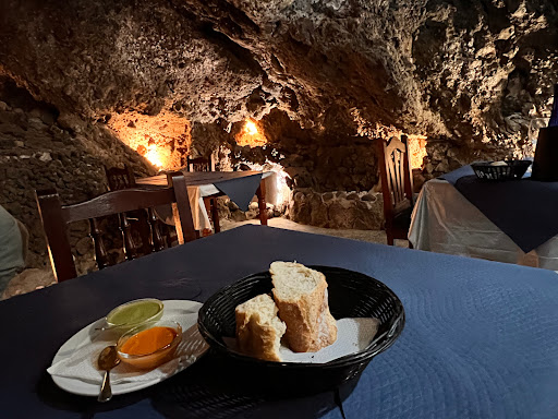 La Cueva De Los Abrigos en Los Abrigos
