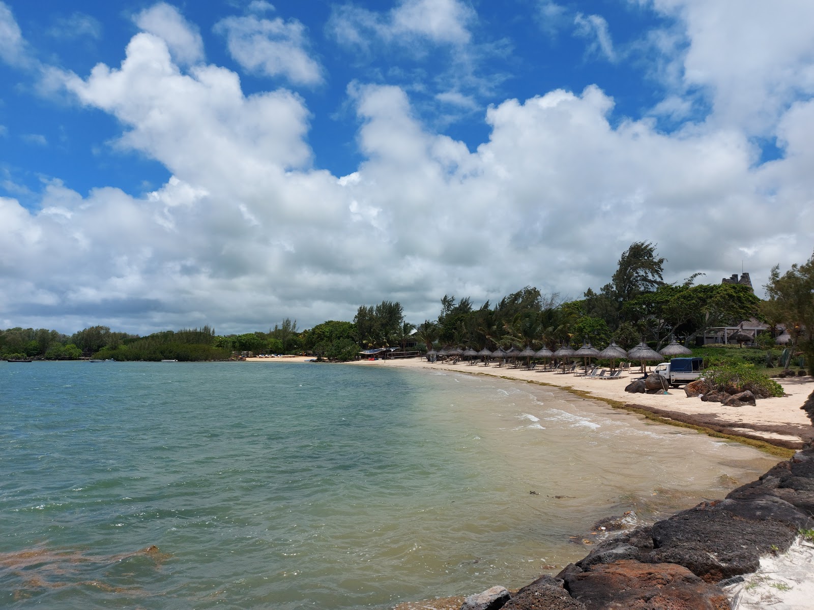 Riviere du Rempart Beach的照片 带有碧绿色纯水表面