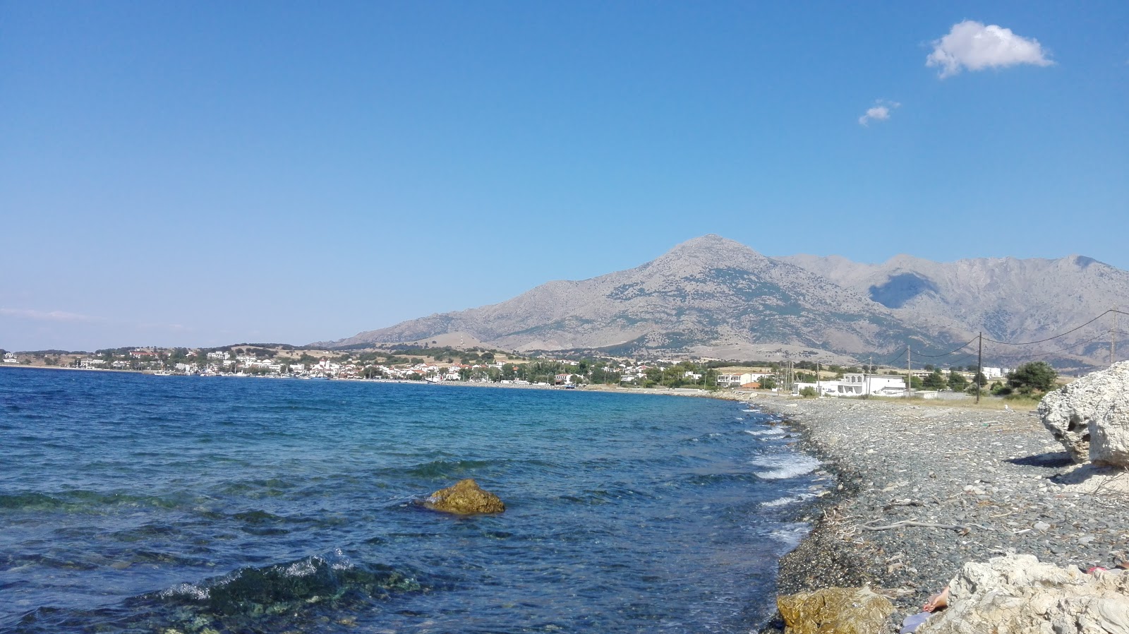 Foto de Kamariotisa beach con guijarro fino claro superficie