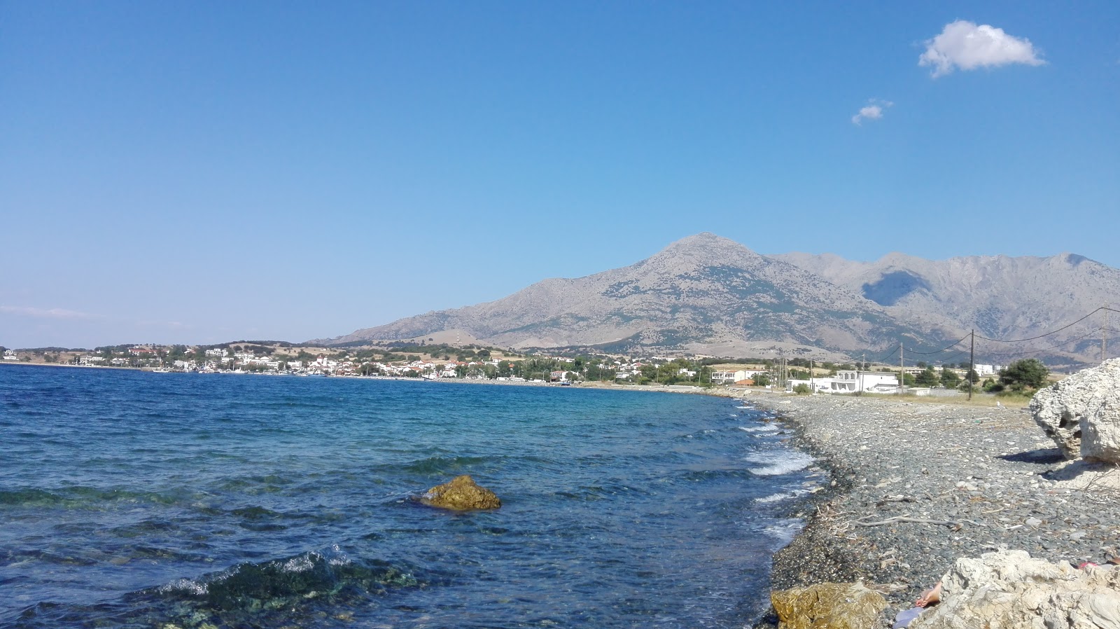 Foto di Kamariotisa beach con una superficie del piccoli ciottoli beige