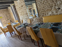 Atmosphère du Restaurant français Le Puits Fleuri à Muron - n°12