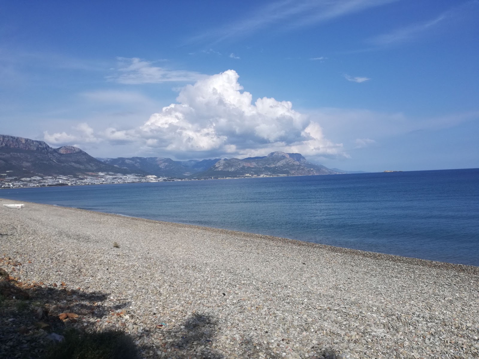 Zdjęcie Kaynarca beach z powierzchnią małe beżowe kamyki