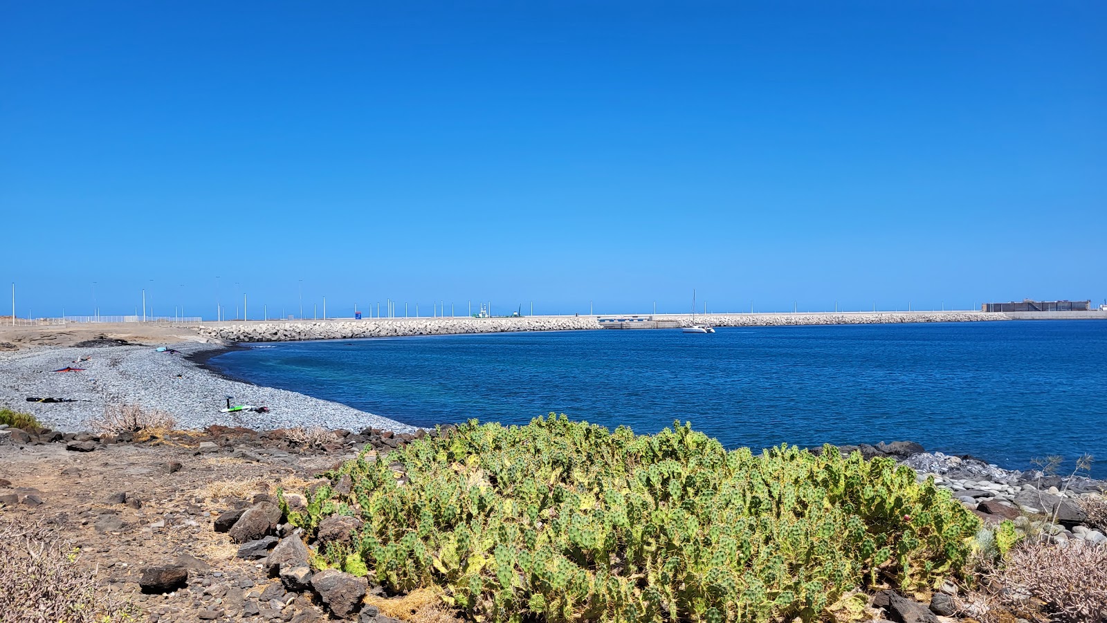 Foto von Playa del Medio mit graue kiesel Oberfläche