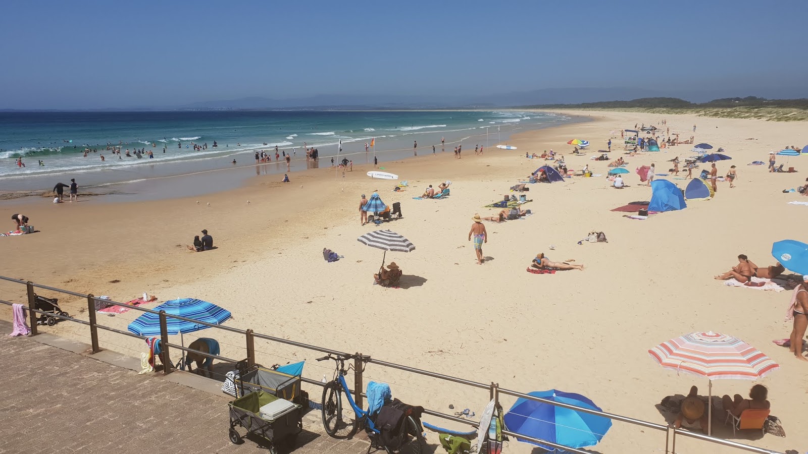 Foto di Port Kembla Pool Beach con una superficie del sabbia beige