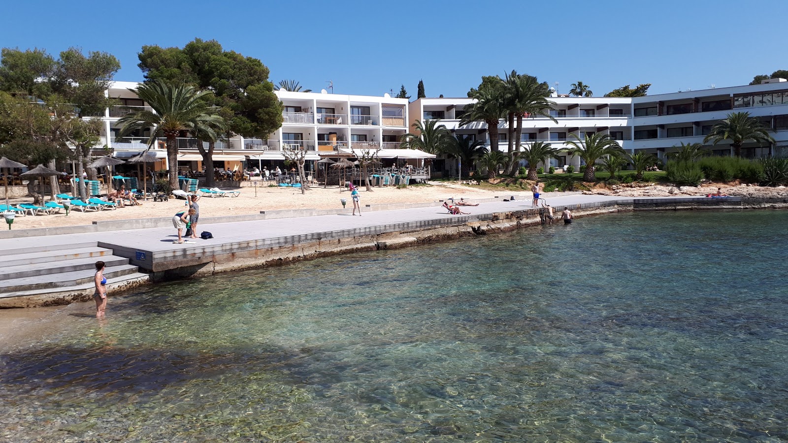 Fotografija Son Caliu Beach z betonski pokrov površino