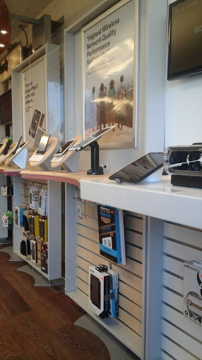 Cell Phone Store «Verizon Authorized Retailer - Wireless Zone», reviews and photos, 143 E Main St, Milford, MA 01757, USA