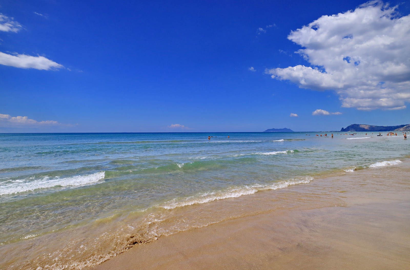 Foto de Fondi Beach com areia bege superfície