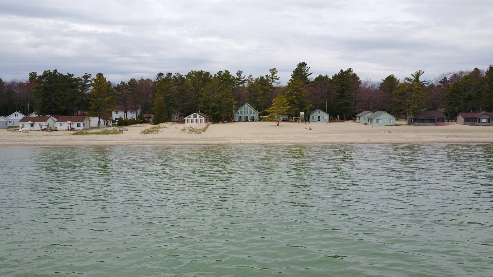 Foto av Cedar lake resort area med turkos rent vatten yta
