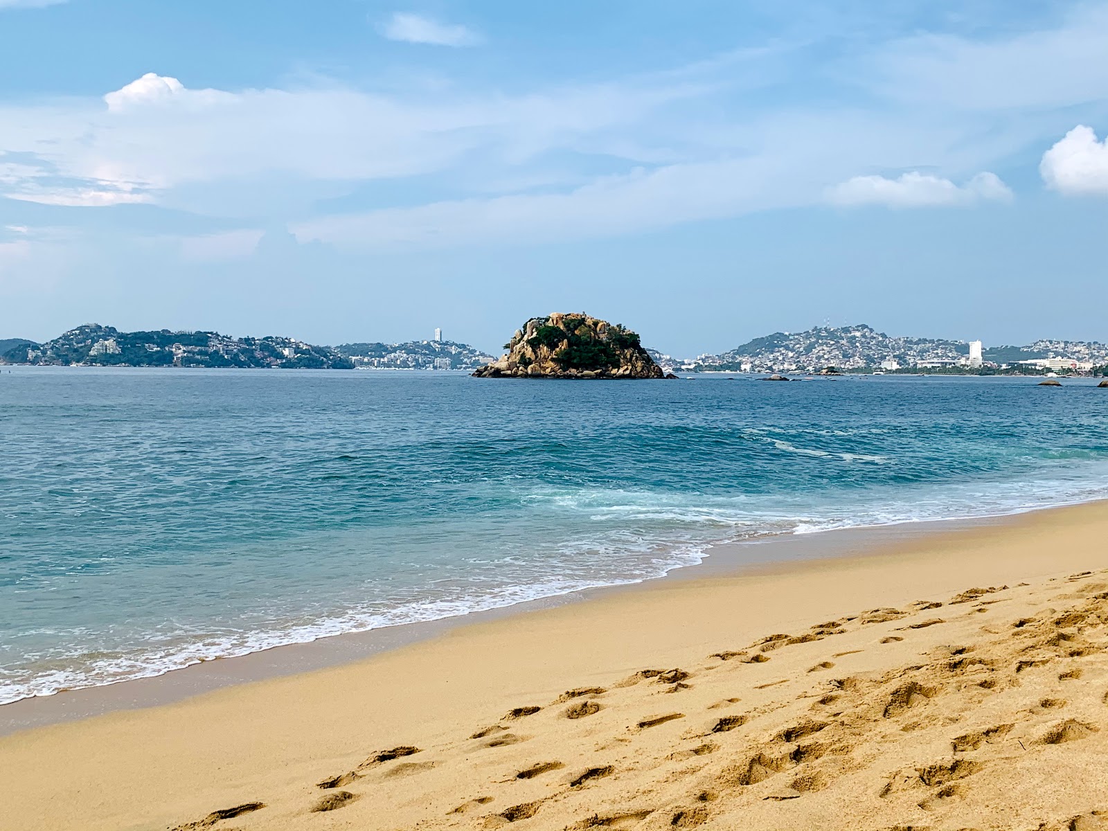 Foto av Playa Condesa med turkos rent vatten yta