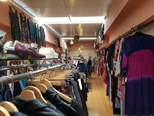 Second hand clothing stores Oporto