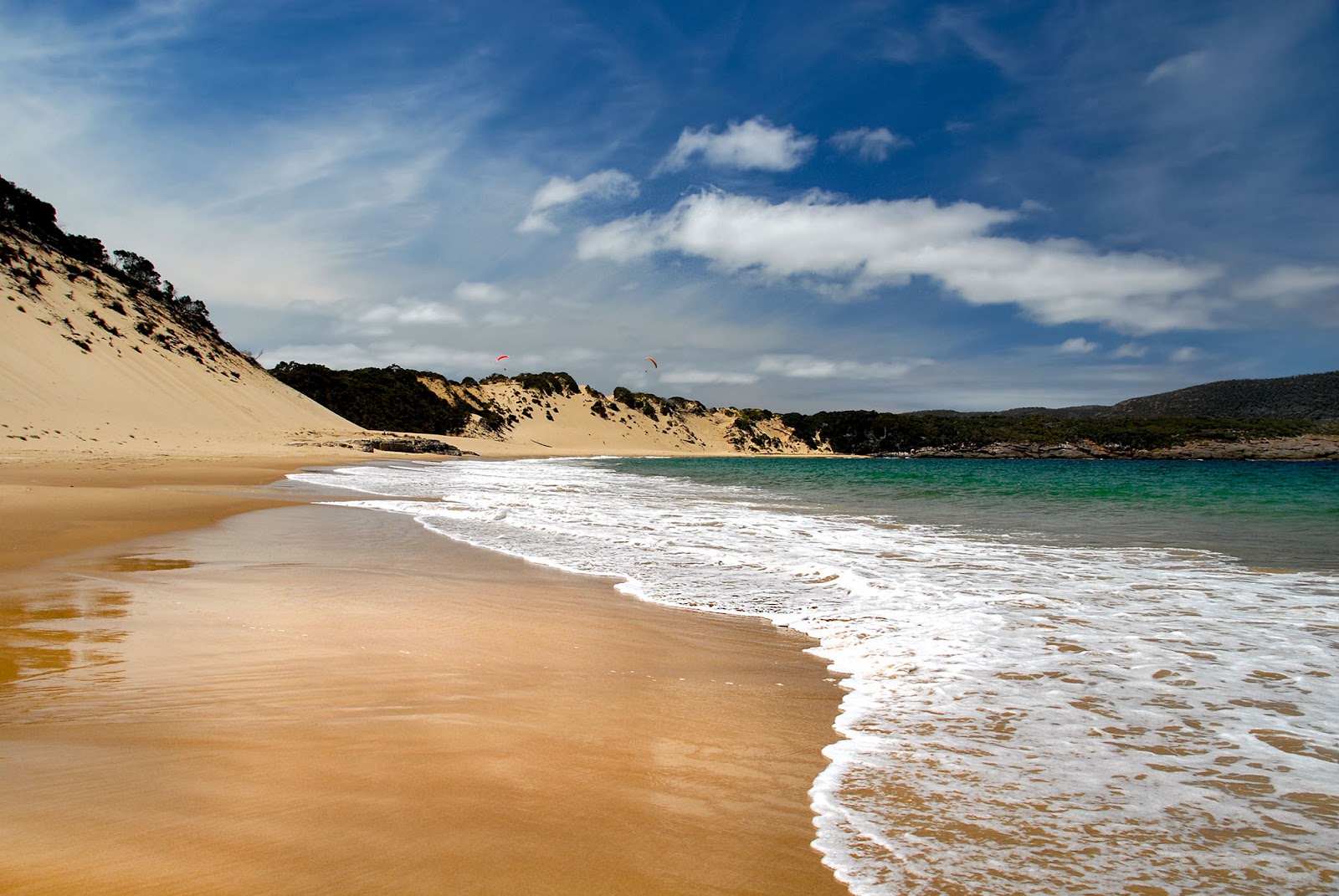 Fotografie cu Crescent Bay Beach cu o suprafață de nisip fin strălucitor