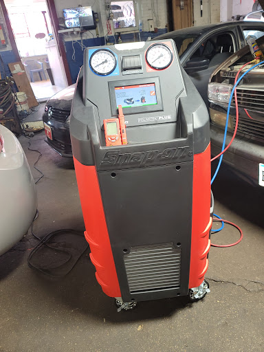 Auto Repair Shop «Guerrero Auto & Body Repair», reviews and photos, 2037 W Cermak Rd, Chicago, IL 60608, USA