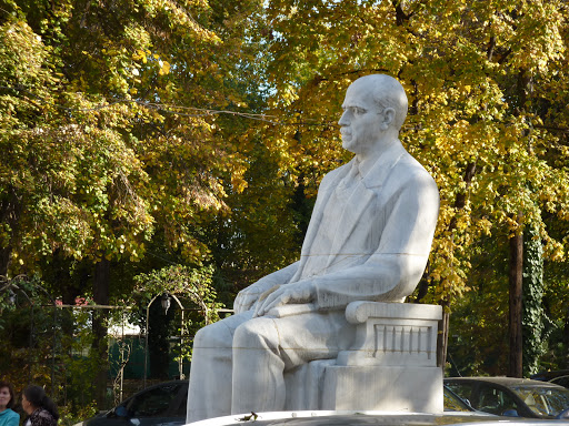 Statuia doctorului C. I. Parhon