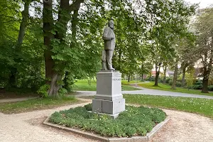 Vilhelm Carlsen Statue image