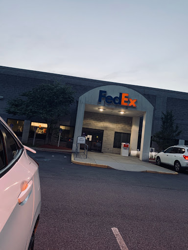Shipping and Mailing Service «FedEx Ship Center», reviews and photos, 404 Fieldcrest Dr, Elmsford, NY 10523, USA