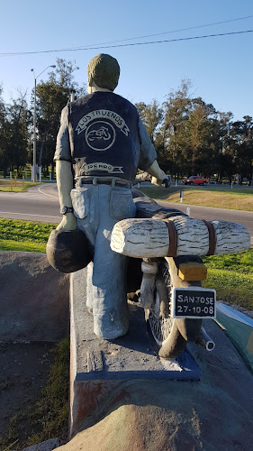 Monumento al motociclista uruguayo - Tienda de motocicletas