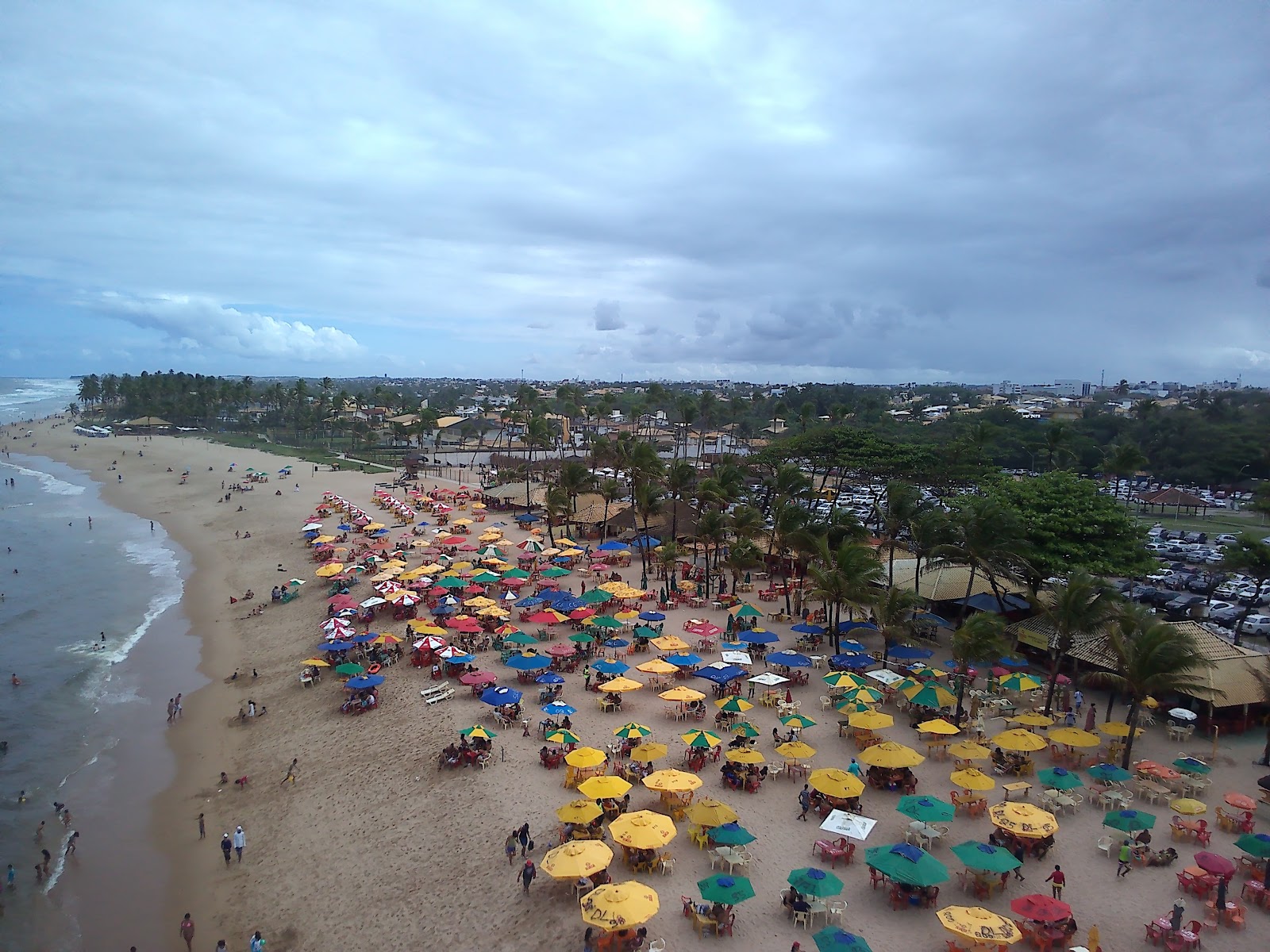 Praia de Buraquinho'in fotoğrafı - rahatlamayı sevenler arasında popüler bir yer
