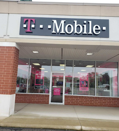 Cell Phone Store «T-Mobile», reviews and photos, 3670 Center Rd, Brunswick, OH 44212, USA
