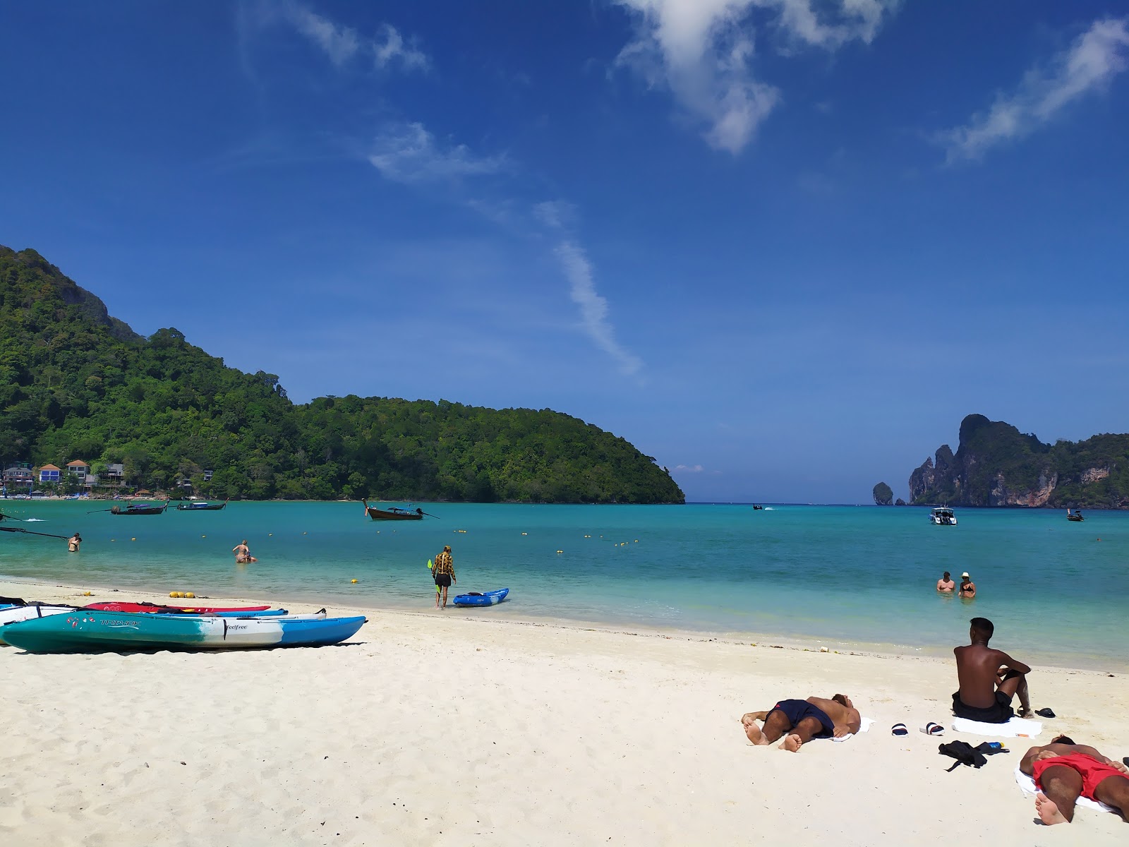 Photo de Plage de Loh Dalum avec l'eau cristalline de surface