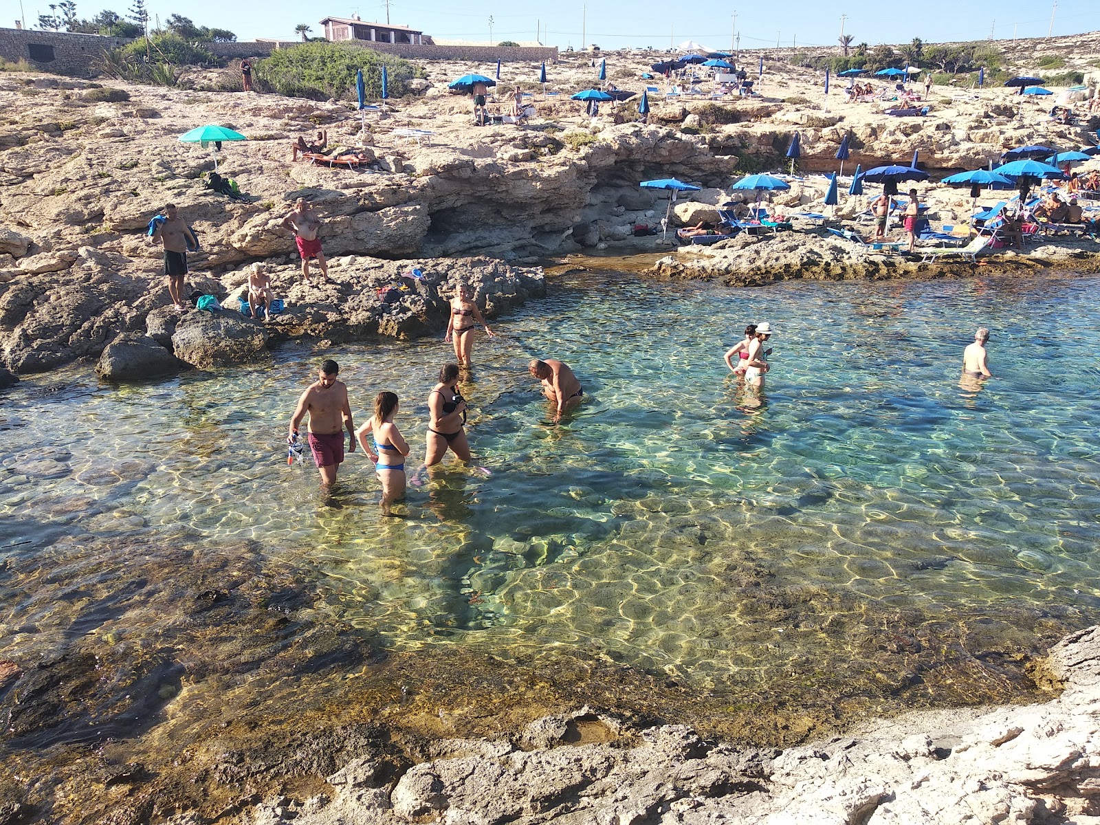 Spiaggia di Mare Morto'in fotoğrafı dağlarla çevrili